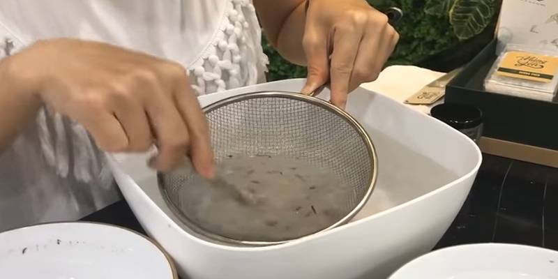 Dùng nhíp gắp từng sợi lông yến